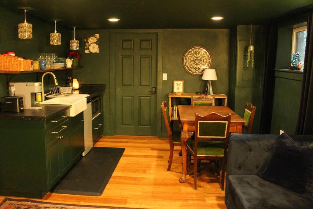 포틀랜드 Heart Of Woodstock, 10 Min Walk To Reed, With Private Garage! 아파트 외부 사진