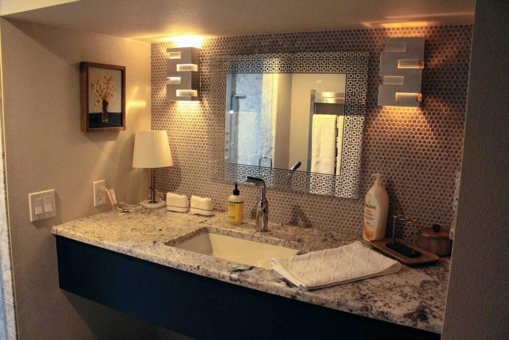 포틀랜드 Heart Of Woodstock, 10 Min Walk To Reed, With Private Garage! 아파트 외부 사진