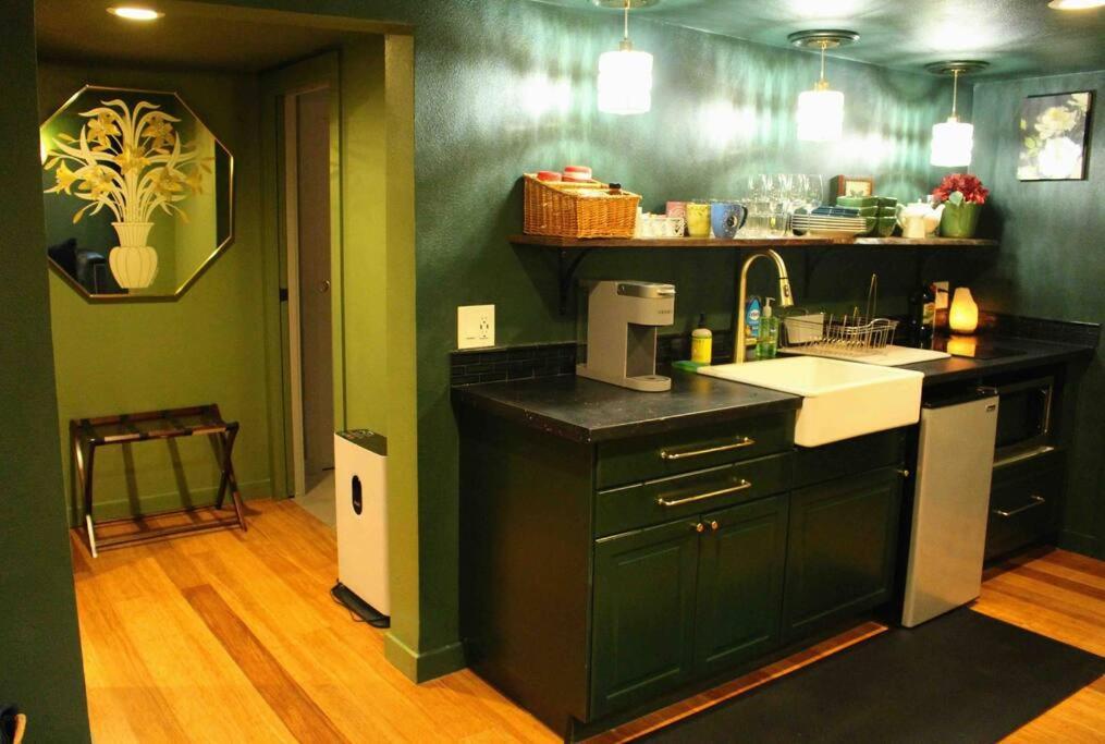 포틀랜드 Heart Of Woodstock, 10 Min Walk To Reed, With Private Garage! 아파트 외부 사진